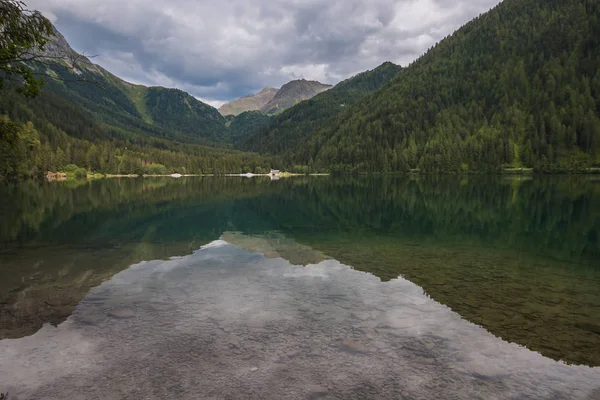 Piękny Widok Jezioro Anterselva Pochmurny Dzień Włoskich Dolomitach — Zdjęcie stockowe