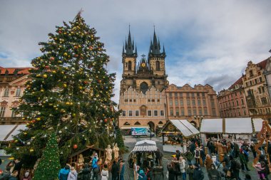 Prag, Çek Cumhuriyeti - 30 Aralık 2018: Stare Mesto eski meydanında Noel Pazarı, Tyn Kilisesi, Bohemya, Prag