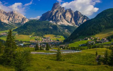 Val Badia Badia Corvara Yaz görünümü, İtalyan dolomitler, Alto Adige