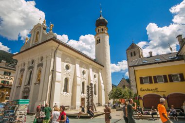 San Candido, İtalya - 17 Temmuz 2018: Val Pusteria, İtalya'daki San Candido'nun tarihi merkezinde ki San Michele Kilisesi