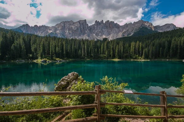 Carezza lake veya Lago di Carezza, Dolomites Alpleri'nde Karersee. South Tyrol. İtalya