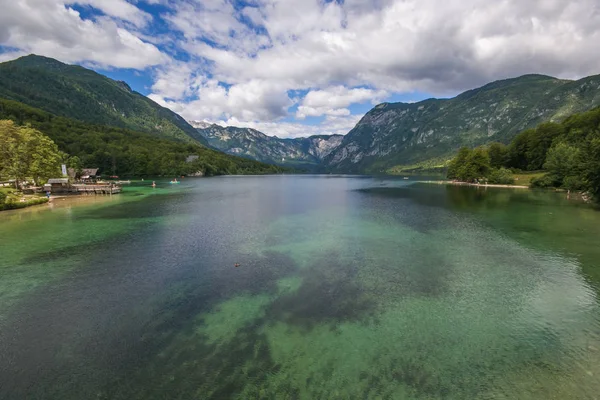 ボヒニ湖は ジュリアンアルプスのボヒニ渓谷内 北西アッパーカルニオラ地域 およびトリグラフ国立公園の一部 スロベニアに位置しています — ストック写真