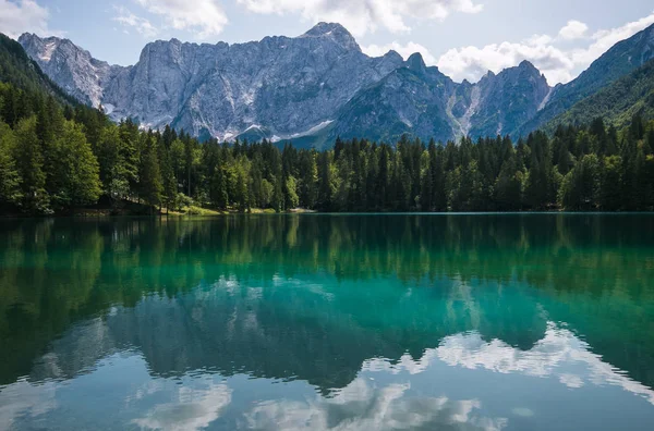 Wspaniałe Górskie Krajobrazy Turystyczne Miejsce Spektakularne Jezioro Fusine Szczyt Mangart — Zdjęcie stockowe