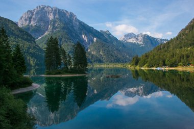 İtalya'nın Sella Nevea bölgesinin kuzeyindeki Julian Alpleri'nin yüksek vadisinde yer alan Predil Gölü'nün güzel manzarası 969 m (3.179 ft) yükseklikte yer almaktadır.