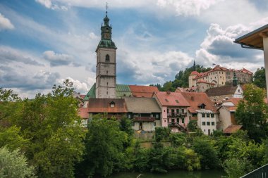 Slovenya'daki Skofja Loka ortaçağ merkezinin görünümü
