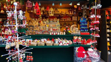 Innsbruck, Avusturya - 1 Aralık 2018: Innsbruck'taki bir markette noel süsleri. Satışa çeşitli öğeler. Tatil ve seyahat konsepti