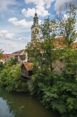 Slovenya'da Skofja Loka şehrinin yaz manzarası