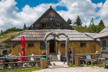 Velika Planina, Slovenya - 17 Temmuz 2019: Velika Planina kırsal ındaki alp köyünde tipik restoran