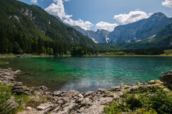 Friuli Venezia-Giulia Fusine gölünün yaz manzarası, İtalya