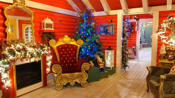 Vetralla, İtalya - 16 Eylül 2019: Kızıl tahtlı Noel Baba'nın evi