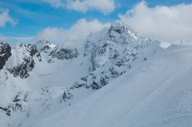 Polonya'da karla kaplı Tatra dağlarının kış manzarası