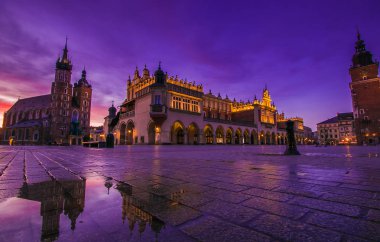 Su birikintisi yansıması ile gün doğumunda Krakow Romantik görünümü