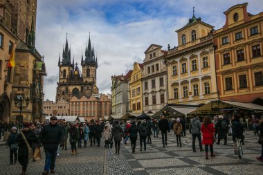 Prag, Çek Cumhuriyeti - 31 Aralık 2018: Prag'daki Old Town Square'deki ünlü noel pazarında halklar
