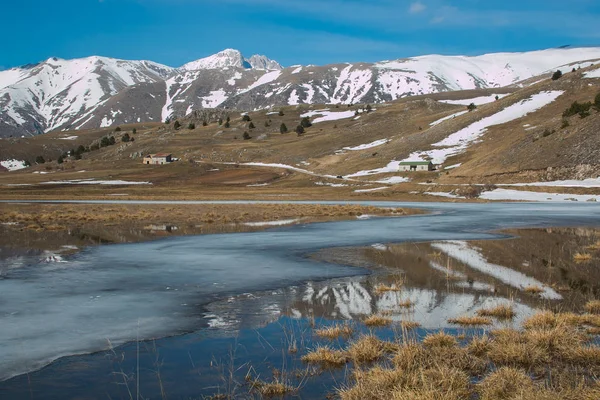 Maravillosa Vista Del Pequeño Lago Invierno Abruzzo Con Hielo — Foto de Stock