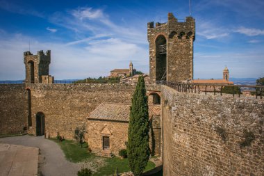 Montalcino, Val d 'Orcia, Toskana' da güçlendirilmiş duvarı olan kale.