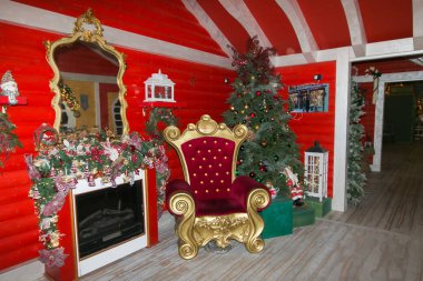 Vetralla, İtalya - 17 Eylül 2019: Noel Baba 'nın evindeki kırmızı taht ve noel ağacı