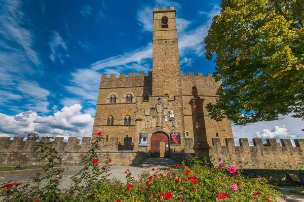 Poppi, İtalya - 6 Ekim 2019: Poppi kalesi veya Castello dei Conti Guidi), İtalya 'nın Toskana eyaletinde yer alan bir şato.