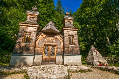 Kranjska Gora, Slovenya - 18 Temmuz 2019 - Vri Geçidi 'ndeki Rus Şapeli Ruska Kapelica na Vriu, Slovenya' nın kuzeybatısındaki Vri Geçidi 'nin kuzeyinde yer alan Rus Ortodoks Kilisesi.
