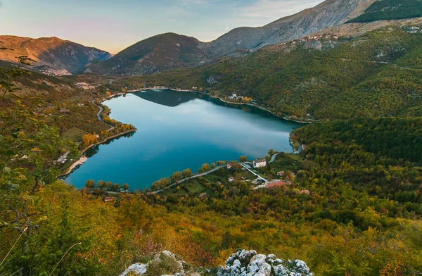 Scanno Gölü: İtalya 'nın Abruzzo kentindeki ünlü 