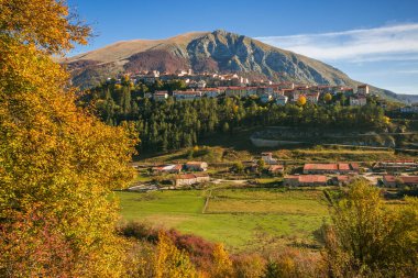 Orman zengini gür dağlarla çevrili görkemli bir doğal amfitiyatroda yer alan Opi, Abruzzo 'daki antik bir ortaçağ köyünün özelliklerini hâlâ koruyor.