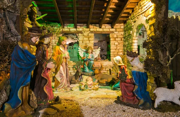 İsa, Meryem, Yusuf, koyun ve magi gibi figürler ile Noel yemlik sahne