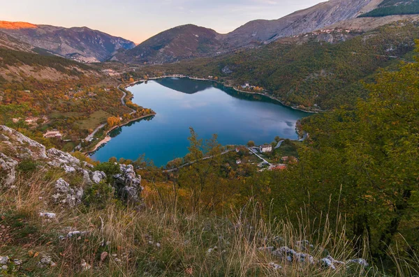 Sydänjärvi Scannossa Abruzzo Sydämen Muotoinen Vuoristojärvi Syksyllä Auringonnousun Aikaan — kuvapankkivalokuva