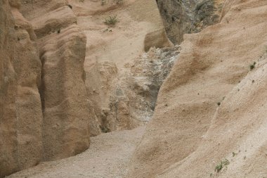Fiastra Gölü yakınlarındaki Marche bölgesinde Lame Rosse adlı fantastik kanyon manzarası