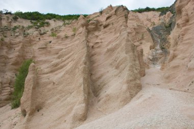 İtalya 'nın orta kesimindeki Lame Rosse adındaki yürüyüş bölgesinde Fiastra Gölü yakınlarındaki vahşi kanyon.