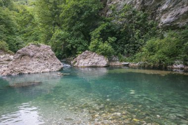 Acquasanta Terme, Marche, İtalya yakınlarındaki zümrüt suyla Tronto nehrinin güzel manzarası