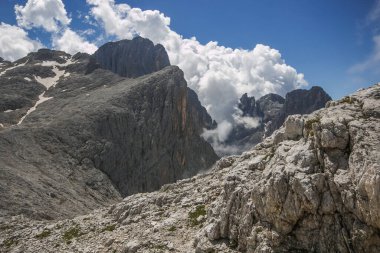 Güneşli yaz gününde solgun platonun panoramik manzarası, Trentino dolomitleri, İtalya