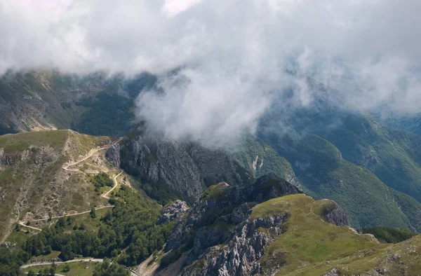 Vista Panorâmica Monte Terminillo Com Nevoeiro Durante Dia Verão Lazio — Fotografia de Stock