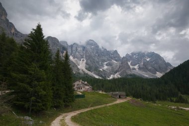 İtalya, Trentino dolomitlerindeki Pale di San Martino 'nun yaz manzarası