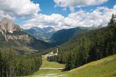 Val di Fassa 'nın yaz günü Trentino' daki panoramik manzarası
