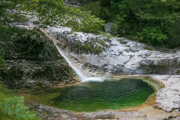 Vista Verano Cadini Brenton Sospirolo Italia Con Aguas Cristalinas Azules —  Fotos de Stock