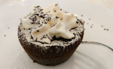 Beyaz üzerine izole edilmiş lezzetli çikolatalı pasta.