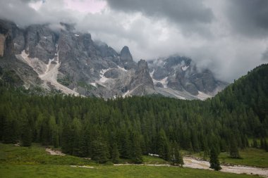 Trentino 'daki Val Venegia' dan Pale di San Martino 'nun bulutlu yaz günü panoramik manzarası, İtalya