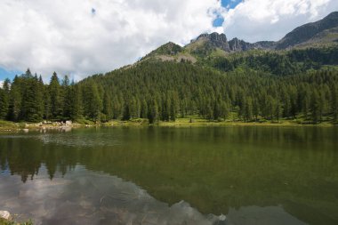 Val di Fassa, Trentino Alto-Adige, İtalya 'daki San Pellegrino gölünün güzel manzarası.