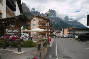 SAN MARTINO DI CASTROZZZA, ITALY - 20 Temmuz 2020: San Martino di Castrozza 'nın panoramik manzarası, Trentino Alto-Adige, İtalya' daki ünlü bir turizm beldesi