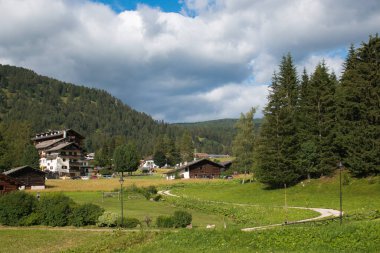 İtalya 'nın Trentino Alto-Adige kentindeki Bellamonte dağ köyünün panoramik manzarası