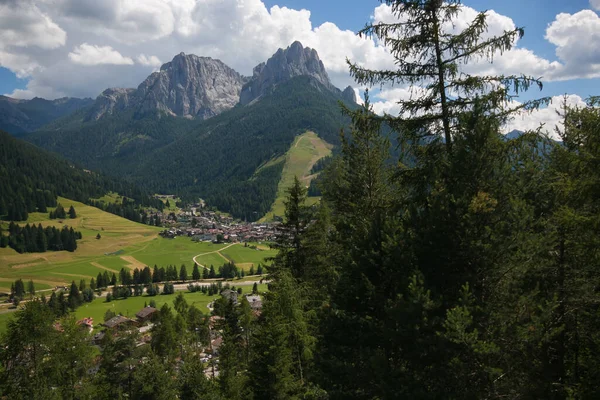 Val di Fassa 'daki Vigo di Fassa dağ köyünün hava manzarası, Trentino Alto-Adige, İtalya