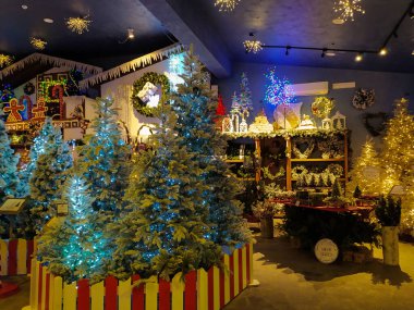 VETRALLA, İtalya - 19 Eylül 2020: Vetralla 'daki Noel Baba saltanatının içindeki Noel ağaçları ve süslemeleri