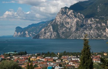 Riva del Garda 'nın Aeria manzarası, İtalya' nın en büyük gölünün kuzey kısmında yer almaktadır, Lago di Garda.