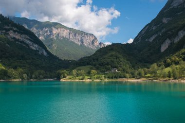Trentino 'daki Tenno Gölü manzarası yaz günü, Garda Gölü yakınlarında, Trentino, İtalya