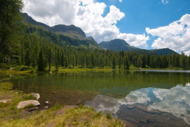 San Pellegrino Geçidi 'ndeki San Pellegrino gölünün panoramik manzarası: İtalyan Dolomitlerinde yüksek bir dağ geçidi