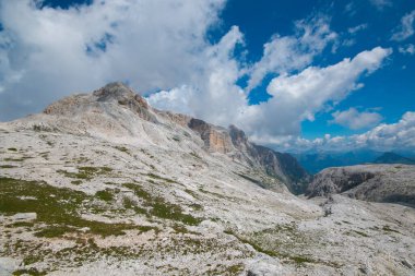 İtalya, Trentino 'daki Pale di San Martino zirvesinde büyük bir plato.
