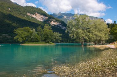 İtalya, Trentino 'da yaz gününde Tenno Gölü' nün güzel manzarası