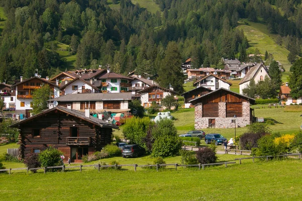 Bellamonte イタリア 2020年7月18日 イタリアのドロマイトのベラモンテ 牧歌的な小さな村の景色 ヨーロッパ — ストック写真