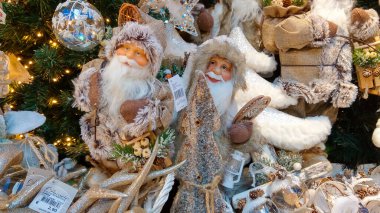 Merano, İtalya - 15 ARALIK 2019: Noel Baba ve noel süslemeleri İtalya 'daki Merano Noeli' nde satışa sunuldu