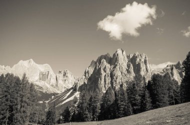 Val di Fassa, Trentino 'da İtalyan dolomitlerinin siyah beyaz manzarası