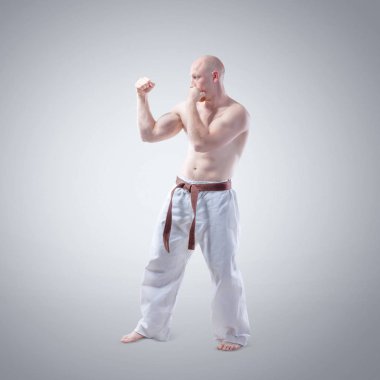 Karate adam bir kimono içinde göstermek poz